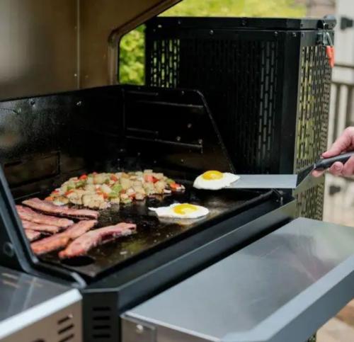 Masterbuilt Gravity Series 800 Digital Griddle Plus BBQ Plus Smoker