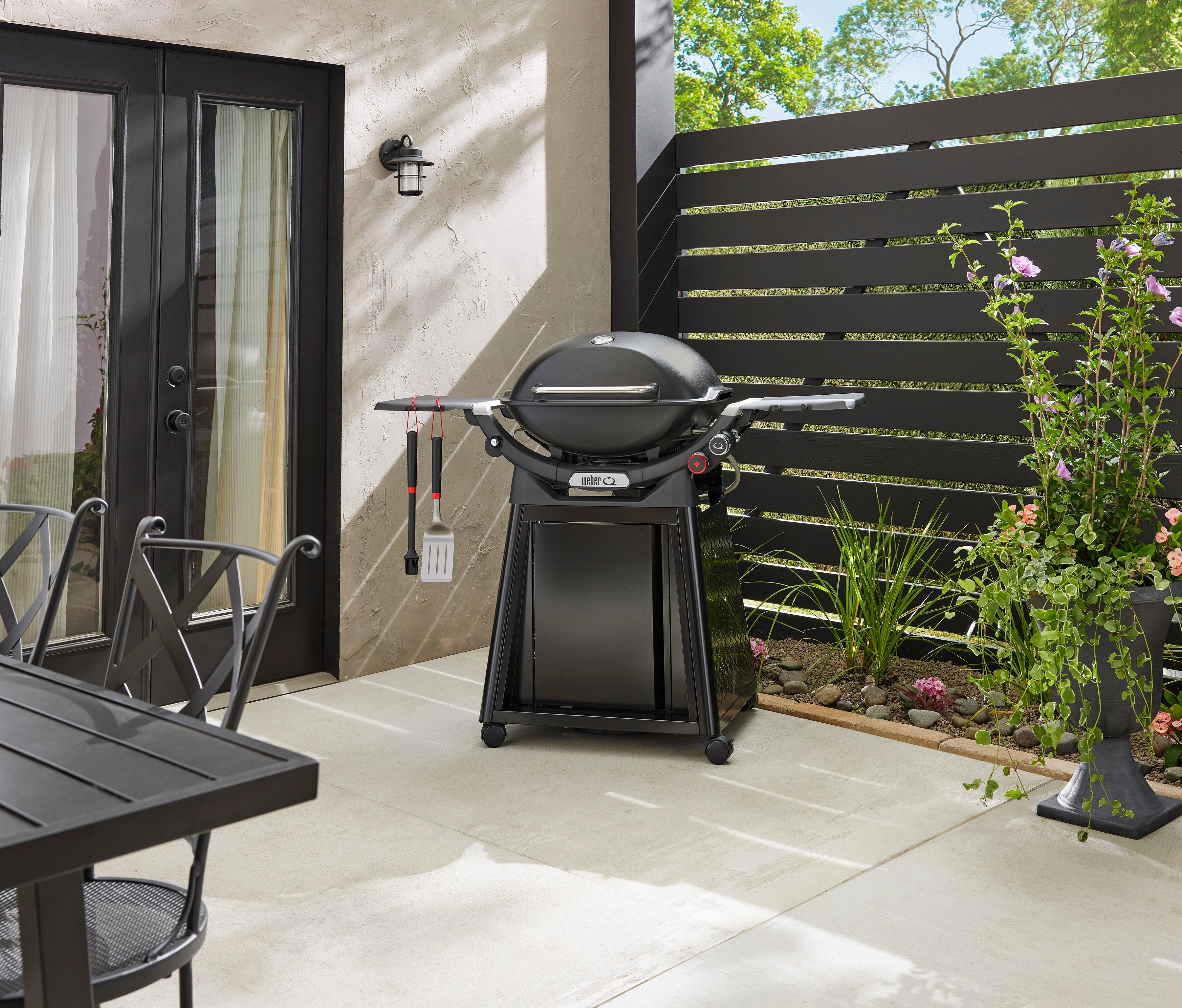 Weber Q 2200N Gas Barbecue with Side Tables and Compact Stand